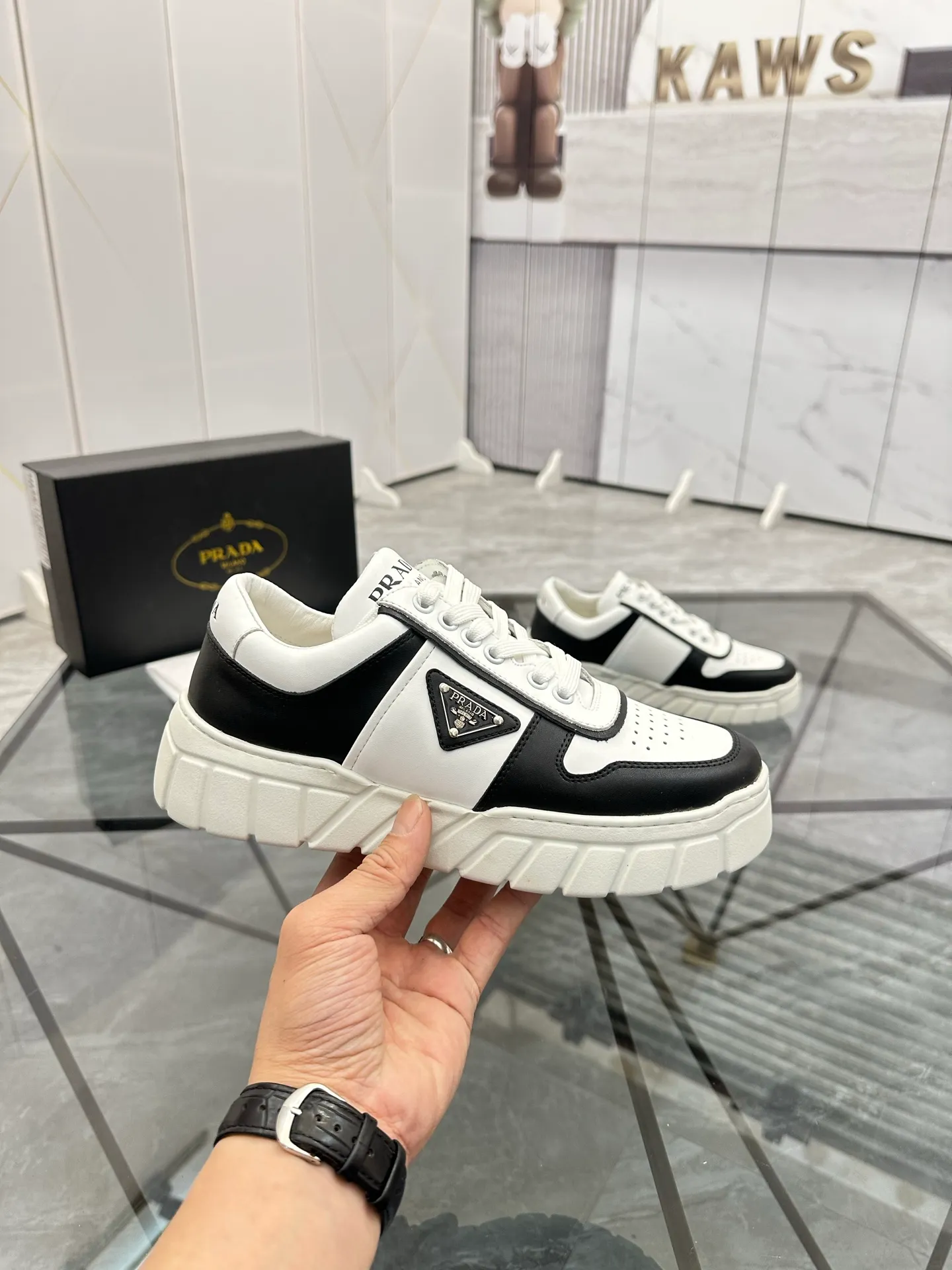 Men's shoes: 💰P420¥ Product trademark: Prada *"Prada*" low-top casual shoes Regular size: 38-44 (can be customized to 45) Product materials: imported cowhide upper, sheepskin lining, original outsole. Number: 020
